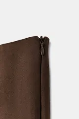 Pantalón de tiro medio con cintura elástica y corte mini flare, acabado en evasé. Cuenta con cierre lateral con cremallera oculta en la costura.