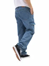 Pantalón jean celeste de corte oversize con bolsillos cargo laterales.