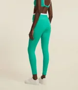 Pantalón legging deportivo color marrón con cintura alta en contraste color blanco. Confeccionado en tejido de poliamida y elastano, de ajuste ceñido al cuerpo.