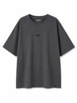 Remera de corte oversize color gris oscuro, con cuello redondo y pequeño bordado frontal con el texto 'warm studio'.