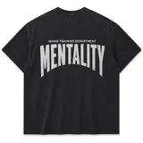 Remera negra con efecto stone wash, corte oversize y estampa frontal y trasera con la frase "Mentality".
