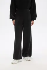 Pantalon de vestir negro de corte recto y tiro alto, confeccionado en poliester con detalle de pinzas frontales.