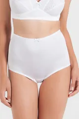 Bombacha clásica de tiro alto color blanco, confeccionada en LYCRA® con fundillo de algodón 100%.