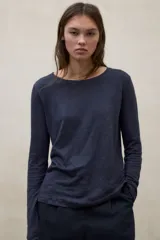 Remera de lino azul marino, de manga larga y cuello redondo, con calce regular.
