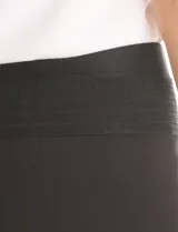 Legging de tiro alto con pretina ancha elastizada, confeccionado en tejido elástico de corte ajustado.