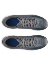 Championes de fútbol Under Armour Shadow Select 3 FG, color gris con detalles en azul brillante. Presentan una parte superior sintética suave con diseño texturizado, logo de la marca en el lateral y suela de TPU con tacos cónicos para tracción en superficies naturales firmes.
