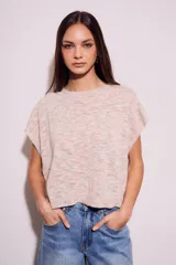 Chaleco de punto color crema con detalles en rosa y celeste, de corte holgado y mangas cortas.