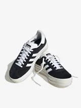 Zapatillas Adidas Gazelle Bold para mujer, color negro con las tres tiras blancas y plataforma de triple capa color crema.