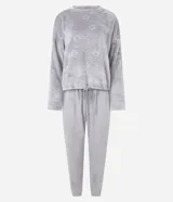 Conjunto de pijama largo de dos piezas confeccionado en tejido fleece suave y abrigado. Incluye una blusa de manga larga con cuello redondo y ajuste en la cintura, y un pantalón con cintura elástica. Ambas prendas presentan una textura grabada con diseño de gatitos.