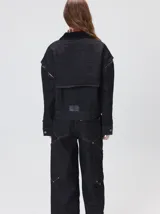 Campera de denim a rayas verticales con cuello de pana en color bordó. Presenta cierre frontal, mangas desmontables con cierre en los hombros, canesú en el pecho y bolsillos de parche cuadrados.