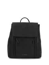 Mochila urbana Hush Puppies de diseño minimalista, confeccionada en material sintético con acabado mate. Presenta una solapa frontal con cierre magnético, dos bolsillos verticales con tiradores y el logo de la marca grabado en la parte inferior.