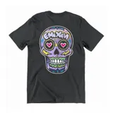 Remera de algodón color gris oscuro, con cuello redondo y mangas cortas. Presenta un diseño gráfico pequeño en el centro del pecho con el logo de la marca en estilo graffiti con contorno amarillo y relleno lila.