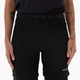 Pantalon de trekking color negro, de corte recto y diseño funcional con múltiples bolsillos y cintura ajustable con cinturón integrado.