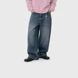 Jean de corte ultra baggy, confeccionado en denim de algodón con textura rústica, de tiro medio y lavado azul clásico.