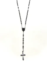 Rosario de acero quirúrgico inoxidable con cuentas esféricas pequeñas y dije de cruz.