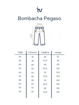 Pantalón de vestir negro, de corte recto, con bolsillos laterales y traseros. Se ajusta a la cintura con cinturón de cuero marrón.