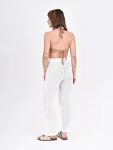 Pantalón ancho de tiro alto, color blanco, con textura tejida y elástico en la cintura.