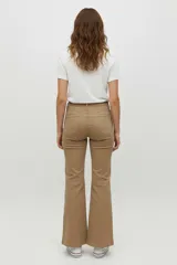 Pantalon de jean de corte ancho y tiro alto, con diseño de cinco bolsillos y cierre frontal con botón y cremallera.