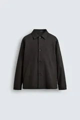 Sobrecamisa de corte relajado confeccionada en tejido mezcla de algodón y lyocell. Presenta cuello solapa, cierre frontal con botones, manga larga con puños abotonados y bolsillos laterales de vivo.