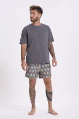 Short de baño gris oscuro con diseño estampado de motivos étnicos en tonos amarillos, rojos y blancos. Cuenta con cintura elástica con cordón ajustable blanco.