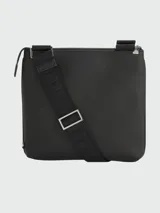 Bolso tipo sobre Boss de diseño plano y minimalista, color negro, con cierre superior y bolsillo frontal con cierre metálico. Incluye correa ajustable con logo grabado.