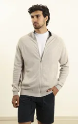 Cardigan tipo Harrington de tejido de punto en color tostado, con cierre frontal completo y cuello alto.