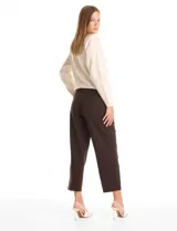 Pantalón de vestir marca Elie Tahari con silueta fluida, diseño de pinzas frontales, bolsillos laterales funcionales y corte wide leg al tobillo.
