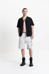 Camisa blanca de manga corta con textura, fit regular y logo bordado.