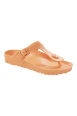 Sandalia Birkenstock Gizeh Eva color naranja, de goma, con tira entre los dedos y hebilla lateral ajustable.