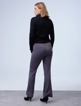 Pantalón negro de pierna ancha, marca Dictionary, confeccionado en tejido elastizado. Presenta pretina con pasadores, botón y cierre. Delantera con bolsillos y trasera con bolsillos simulados.