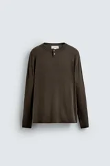 Jersey de punto con mezcla de algodón y cashmere, de corte regular y manga larga. Presenta cuello redondo con cierre frontal de dos botones y acabados en rib.