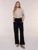 Pantalón wide leg plisado, color beige, con pretina ancha elastizada y bolsillos delanteros.