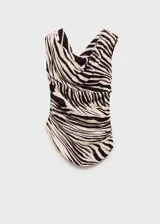 Blusa sin mangas con estampado de cebra en tonos marrón y beige. Tiene cuello asimétrico, diseño drapeado y corte entallado.
