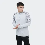 Buzo deportivo Umbro modelo Kick Off, color gris con medio cierre y cuello alto. Presenta mangas raglán con estampado geométrico en tonos grises y blancos, y puños con abertura para el pulgar.