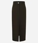 Pollera larga recta color negro, confeccionada en viscolino, con trabillas en la cintura, cierre tradicional, bolsillos y abertura central en la parte delantera.