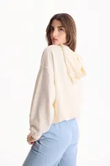 Campera deportiva negra de corte bomber sin friza, con cierre frontal completo, capucha y elásticos ajustables en la cintura.