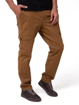 Pantalon cargo de corte slim color marron tostado, con bolsillos laterales utilitarios con solapa y cierre de boton, bolsillos traseros con solapa y cierre de cremallera con boton.