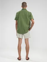 Short de baño para hombre con estampado de rayas verticales celestes y blancas. Cuenta con cintura elástica con cordón ajustable, bolsillos laterales y un bolsillo trasero. Confeccionado en tejido liviano de secado rápido.