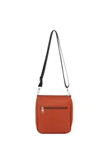 Bandolera negra con textura granulada, un bolsillo frontal con cierre de cremallera y un tirador de cremallera con la palabra "TRENDY" en relieve. Tiene una correa ajustable y extraíble.