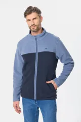 Campera de micro polar bondeado con diseño bicolor, combinando paneles en color terracota y azul marino. Presenta cuello alto, cierre frontal completo y bolsillos laterales con cierre.