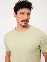 Remera de manga corta color azul, con cuello redondo y diseño clásico, confeccionada con un pequeño logo bordado en el pecho.