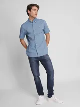 Camisa de manga corta confeccionada en tejido oxford de algodón con elastano. Presenta cuello con botones, cierre frontal con botones y logo de la marca bordado en el pecho.