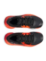 Championes de básquetbol Under Armour modelo Jet 23, con diseño de corte medio en colores negro, naranja y gris. Presentan una parte superior de materiales mixtos para mayor durabilidad y soporte, entresuela Micro G® de longitud completa para amortiguación y suela de goma con patrón de tracción anatómico.