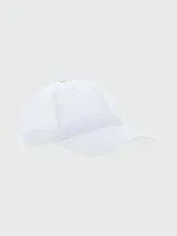 Gorra de béisbol blanca con logo bordado en el frente.