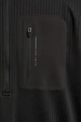 Sudadera técnica color vino tinto, de manga larga, con cuello subido y cierre frontal de cremallera. Presenta un bolsillo frontal con cierre de cremallera oculta en costura y detalle de logo estampado. El tejido tiene estructura waffle en el interior.