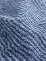 Pantalón de jean celeste de tiro alto, corte recto y cinco bolsillos. Confeccionado en denim rígido de algodón y algodón reciclado.