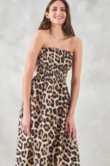 Vestido midi strapless con estampado animal print.