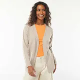 Chaqueta larga de punto fino color beige, de corte recto y mangas largas.