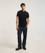Camisa polo Marfinno de corte regular para hombre, de color negro con diseño texturizado, manga corta y cuello con cierre de botones.