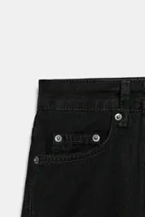 Jeans de tiro medio con corte balloon leg y largo al tobillo. Presenta diseño de cinco bolsillos, cintura con trabillas y cierre frontal con cremallera y botón metálico.